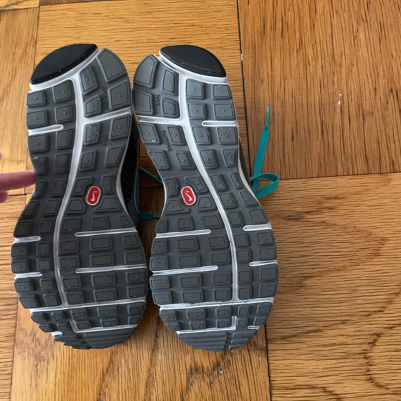 Nike women’s sneakers size 6 - Picture 3 of 4